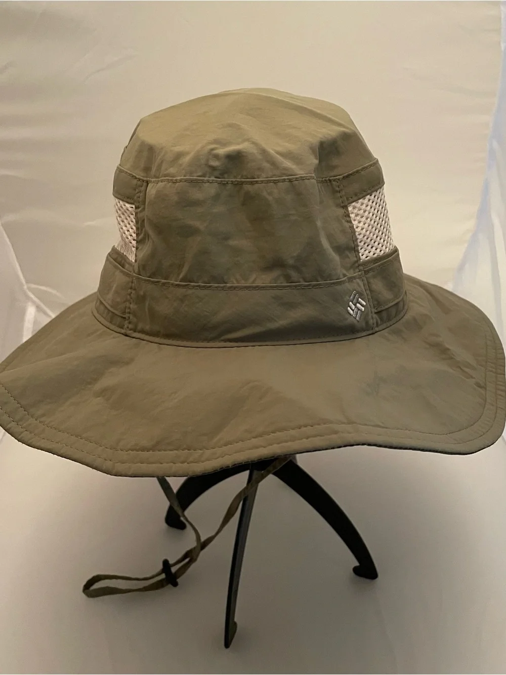 Olive Green Outdoor Columbia  Sun Hat with Mesh Venting and drawstring